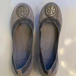 Tory Burch Caroline 2 Metallic Ballet Flat, Pewter-Mercury, Size 9